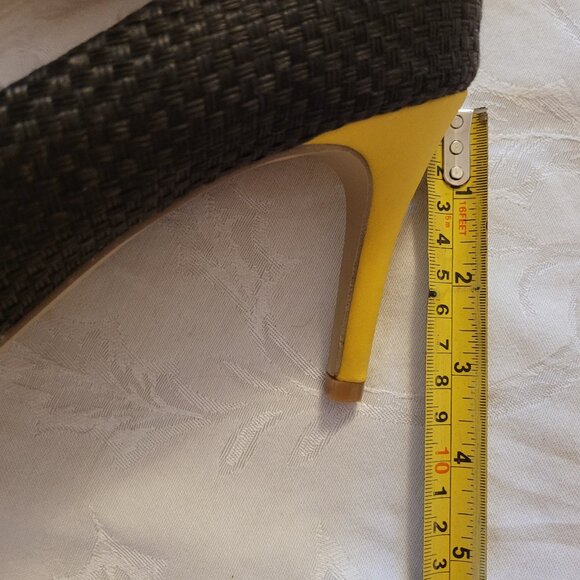 🌹NWOT Black Pumps with Golden Yellow Bows - Picture 3 of 8